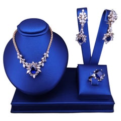 Saphir bleu et diamant. Fabriqué en Italie en or jaune 18 carats