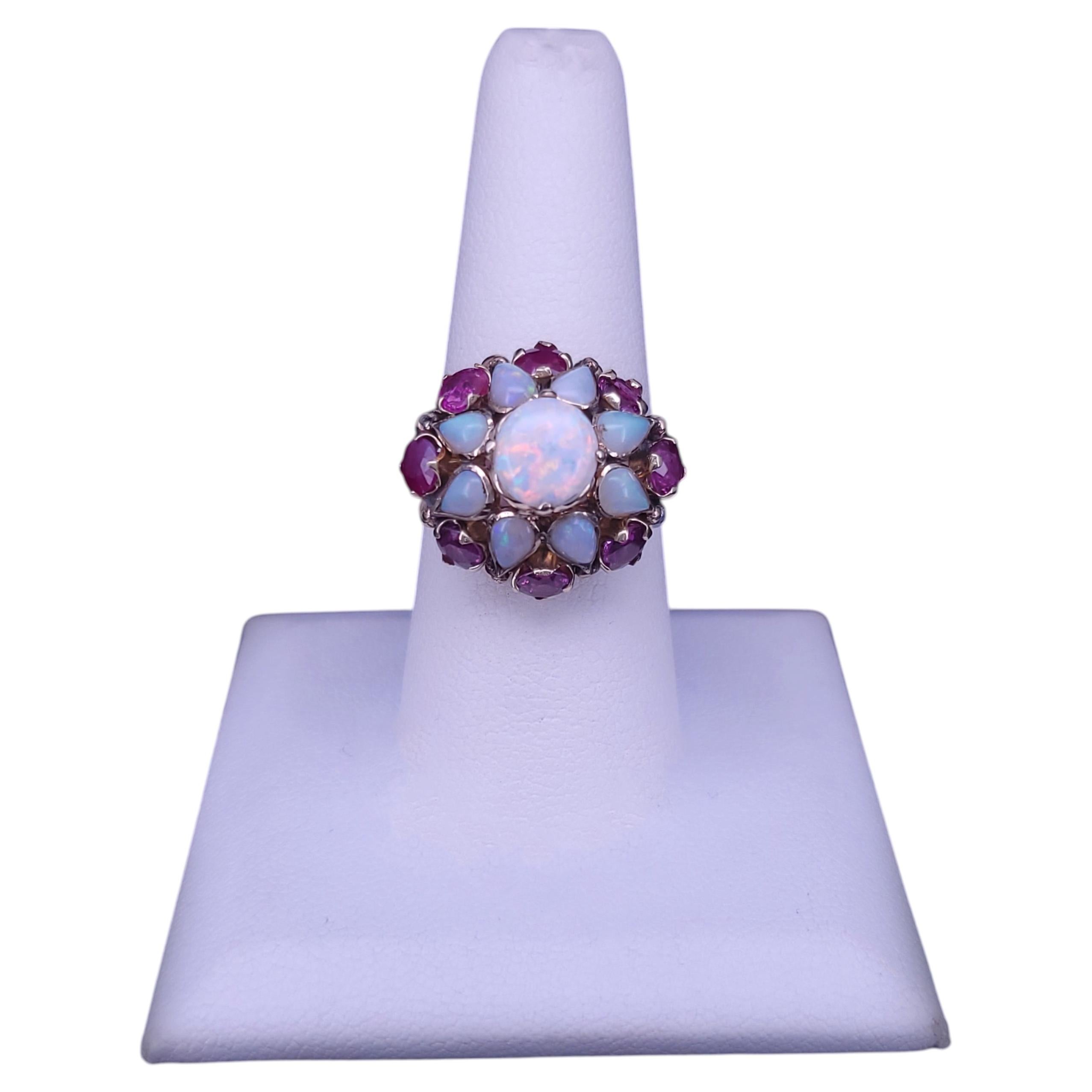 Vintage-Ring aus 14-karätigem Gelbgold mit Opal- und Rubin-Cluster, Größe 7,75 im Angebot