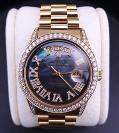 Rolex Oyster Perpetual Day Date de oro amarillo de 18 K con diamantes y nácar negro