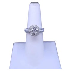Maßgefertigter Ring aus 18-karätigem Weißgold mit rundem Brillanten und Halo-Fassung