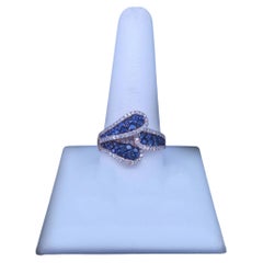 Bague imposante vintage en saphir bleu et diamants blancs
