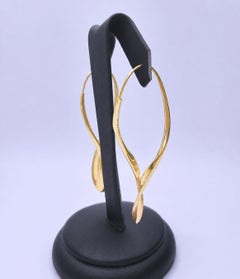 Orecchini a cerchio “Half Twist” in oro 18 carati di Michael Good