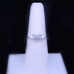 Tiffany & Co. Bague en platine sertie de sept diamants, taille : 5,5