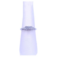Tiffany & Co. Bague en platine sertie de sept diamants, taille : 5,5