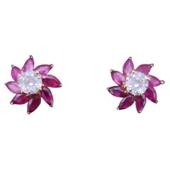 Pendientes de botón hechos a medida con rubíes y diamantes en oro amarillo de 14K