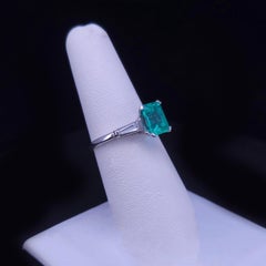 Bague faite main en platine, sertie d'une émeraude et de diamants, ajustable