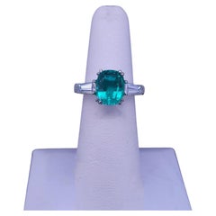 Bague sur mesure en platine, sertie d'une émeraude et de diamants, ajustable