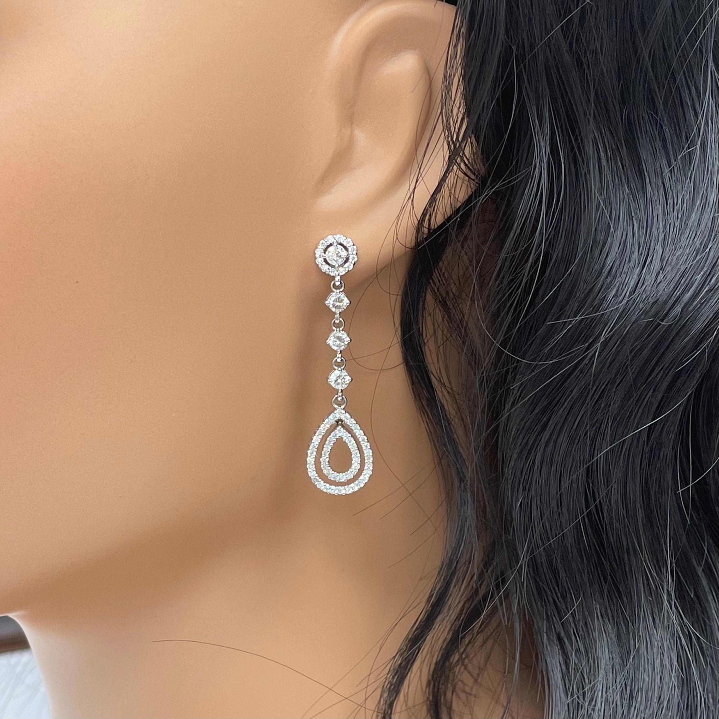 Les boucles d'oreilles pendantes en diamant halo sont une tenue jeune et amusante à porter occasionnellement et tous les jours. 

Forme du diamant central : Rond 
Poids du diamant central : 0,92 ct (8 pièces) 
Couleur du diamant : H - I 
Clarté du