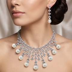 Suite de colliers et de boucles d'oreilles en or blanc avec diamants et perles des mers du Sud de Beauvince