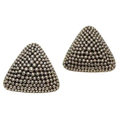 Pendientes de clip con cuentas triangulares tipo caviar de la colección John Hardy Estate, en plata de ley, JH118