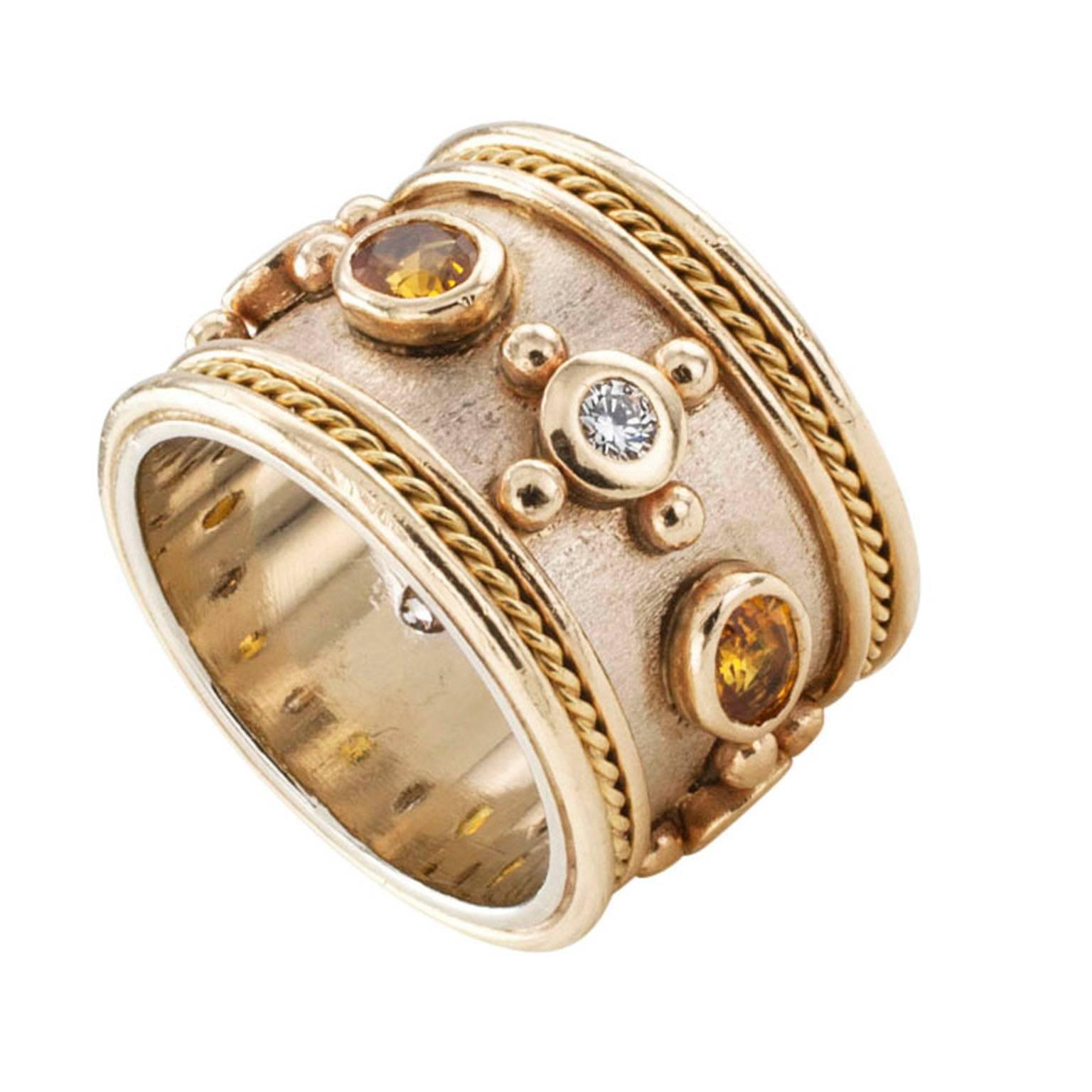 Very Wide Sapphire and Diamond Ring Band

Feine Goldschmiedearbeit und Einfallsreichtum vereint in einem Design:: das mit vielen Superlativen aufwarten kann:: darunter durchsetzungsfähig und unverwechselbar.  Vier gelbe Saphire in Lünettenfassung