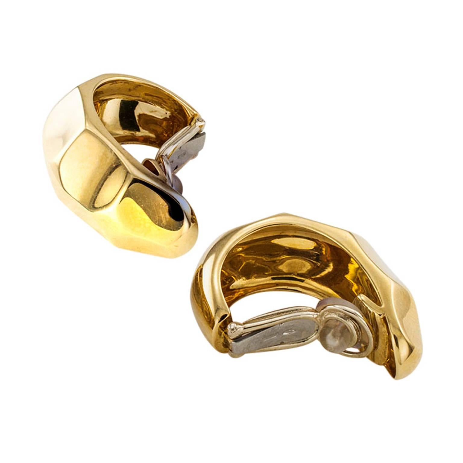 ILARIO Half Hoop 18 Karat Gold Ear Clips

The pinched pattern on these elegant and well proportioned 18 karat gold hoops elevates them to a level all their own...  so distinctive and chic, like the woman who wears them.  Made by ILARIO in Italy,