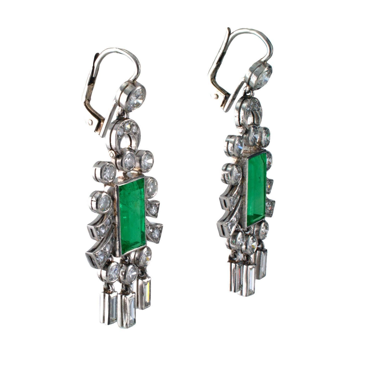 Emerald & Diamond Earrings

This is a truly beautiful pair of emerald and diamond drop earrings, not too big or too small for either day or evening wear.  It all depends on the mood you are in or the mood you want to be in.  Either way, Babe,