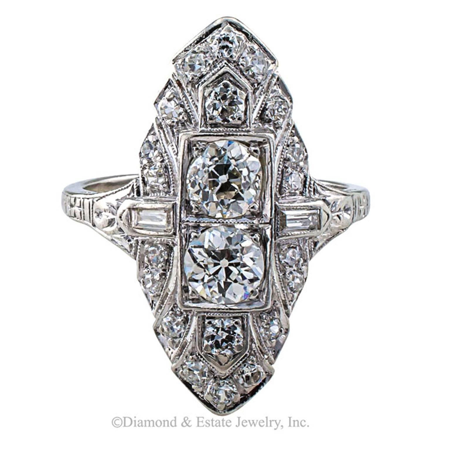 Art Deco Dinner Ring mit Diamanten und Platin um 1925

Dieser feine Dinner Ring ist zwar kaum einen Zentimeter lang:: zeigt aber deutlich:: dass sein Designer nicht davor zurückschreckte:: große Ästhetik und prächtigen Reichtum mit völliger Hingabe