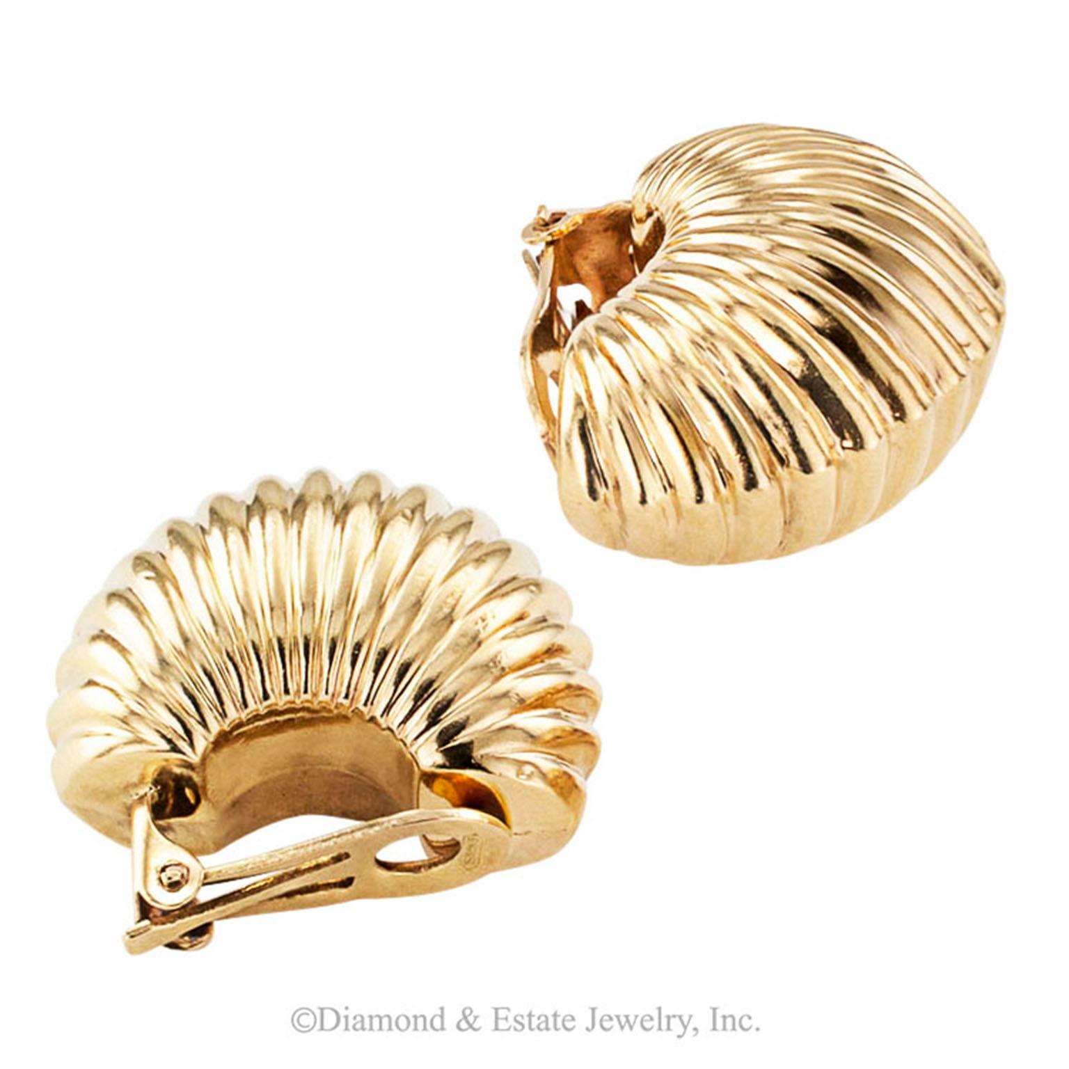 1960s Larger Shrimp-style Gold Hoop Ear Clips

Voluminous, puffy, shrimp-style clip-on 14 karat gold hoop earrings with  a horizontal ribbed motif that sets them apart.  Different, interesting, like the woman who wears them.  Thanks to ingenious