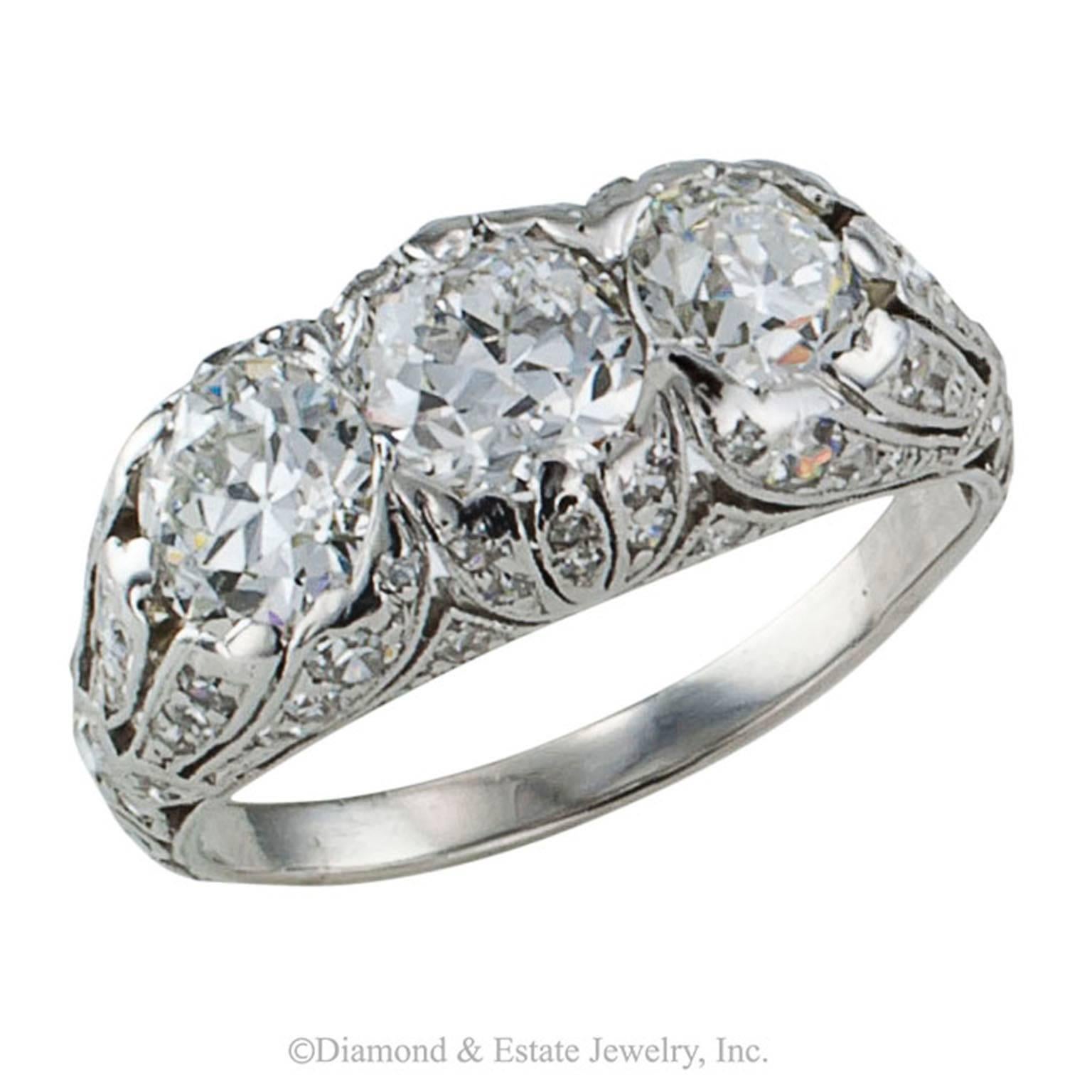 Edwardianischer Dreistein-Diamant-Verlobungsring aus Platin im Zustand „Hervorragend“ in Los Angeles, CA