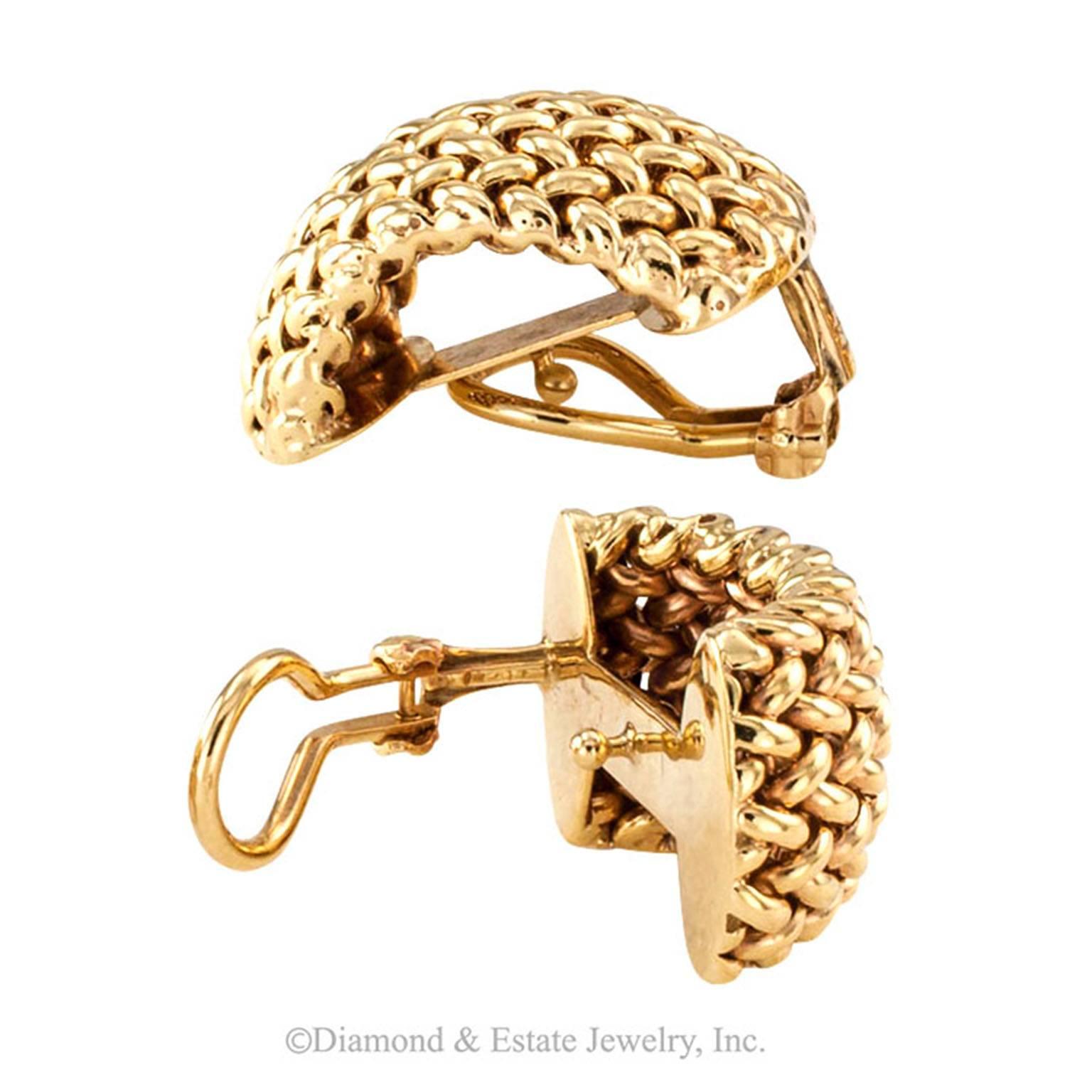 Gold Mesh Half Hoop Ear Clips

Good looking is only the beginning.  These gold mesh earrings are also very stylish and comfortable on the ear... with their ever so slight half hoop domed curvature and angular sides, they could easily become your