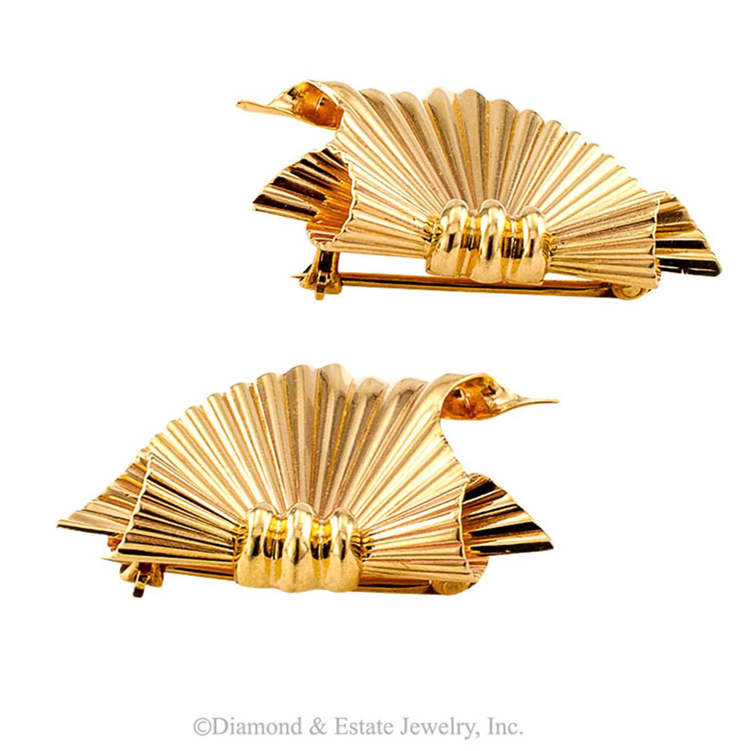 1940s Raymond Yard Retro Pair of Gold Brooches In Excellent Condition In Los Angeles, CA