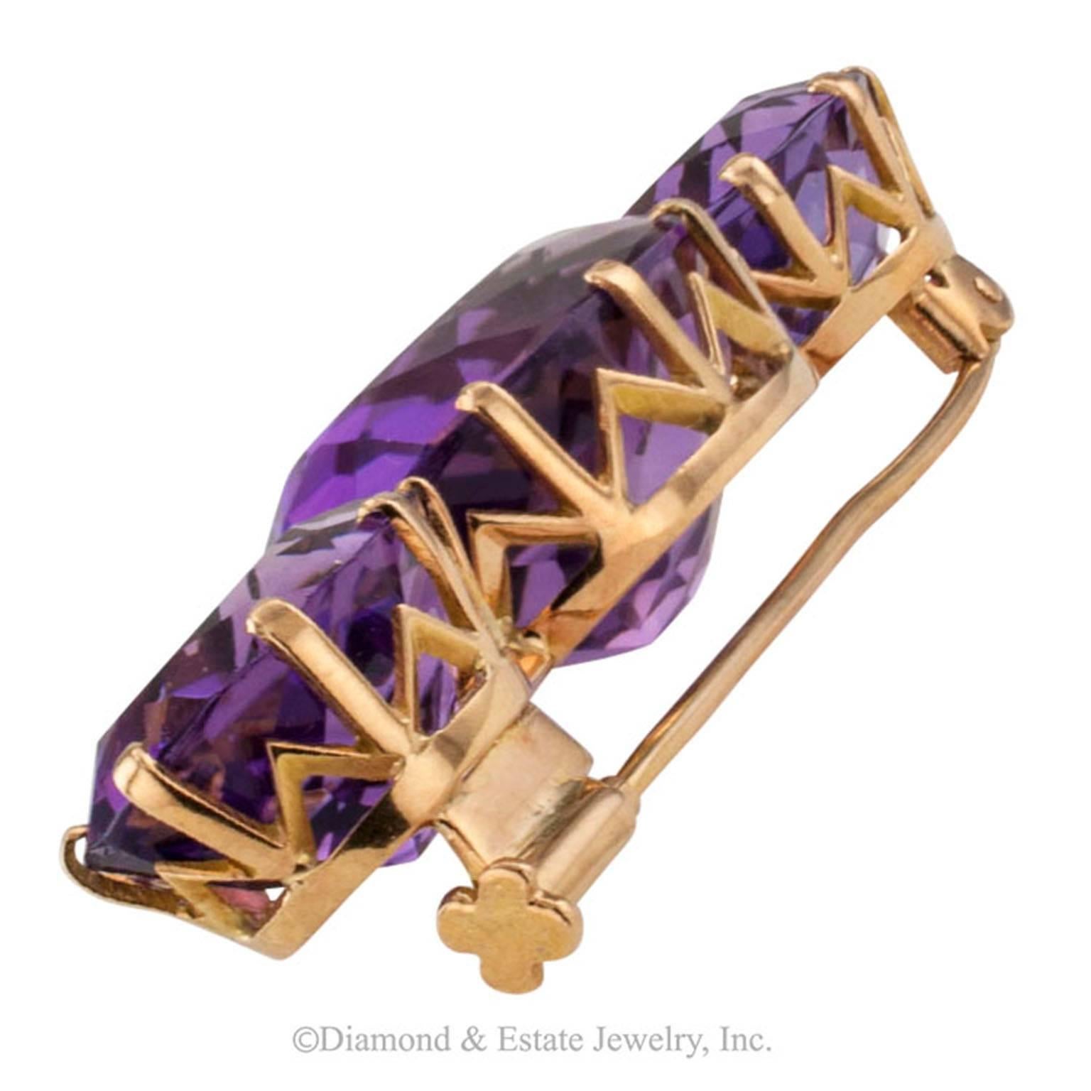 Victorian Three-Stone Amethyst Gold Bar Brooch In Excellent Condition In Los Angeles, CA