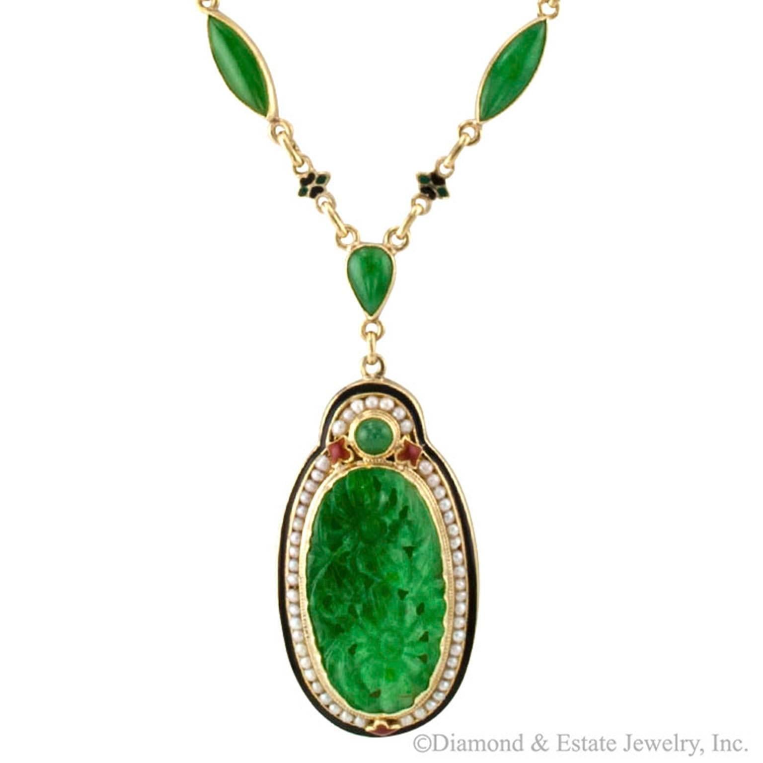 1925 Art Deco Carved Jadeite Pearl Enamel Gold Necklace In Excellent Condition In Los Angeles, CA