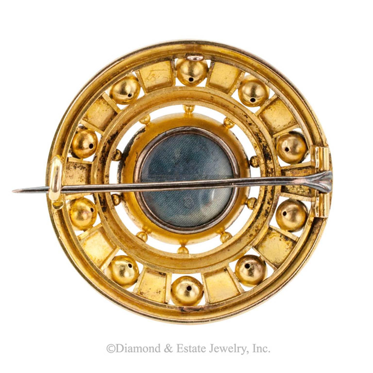 1870s Victorian Gold Circular Brooch In Excellent Condition In Los Angeles, CA
