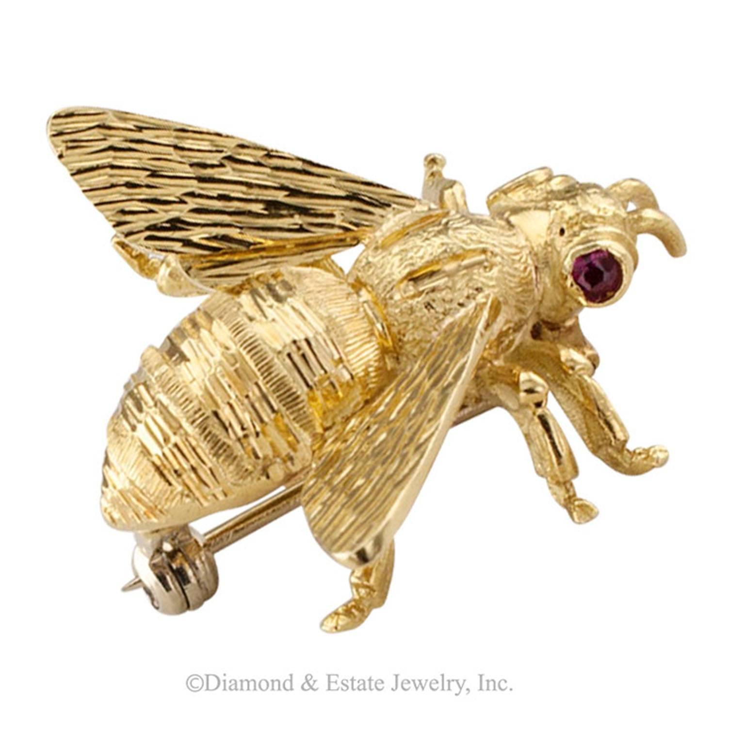 1970s Ruby Gold Bee Brooch In Excellent Condition In Los Angeles, CA