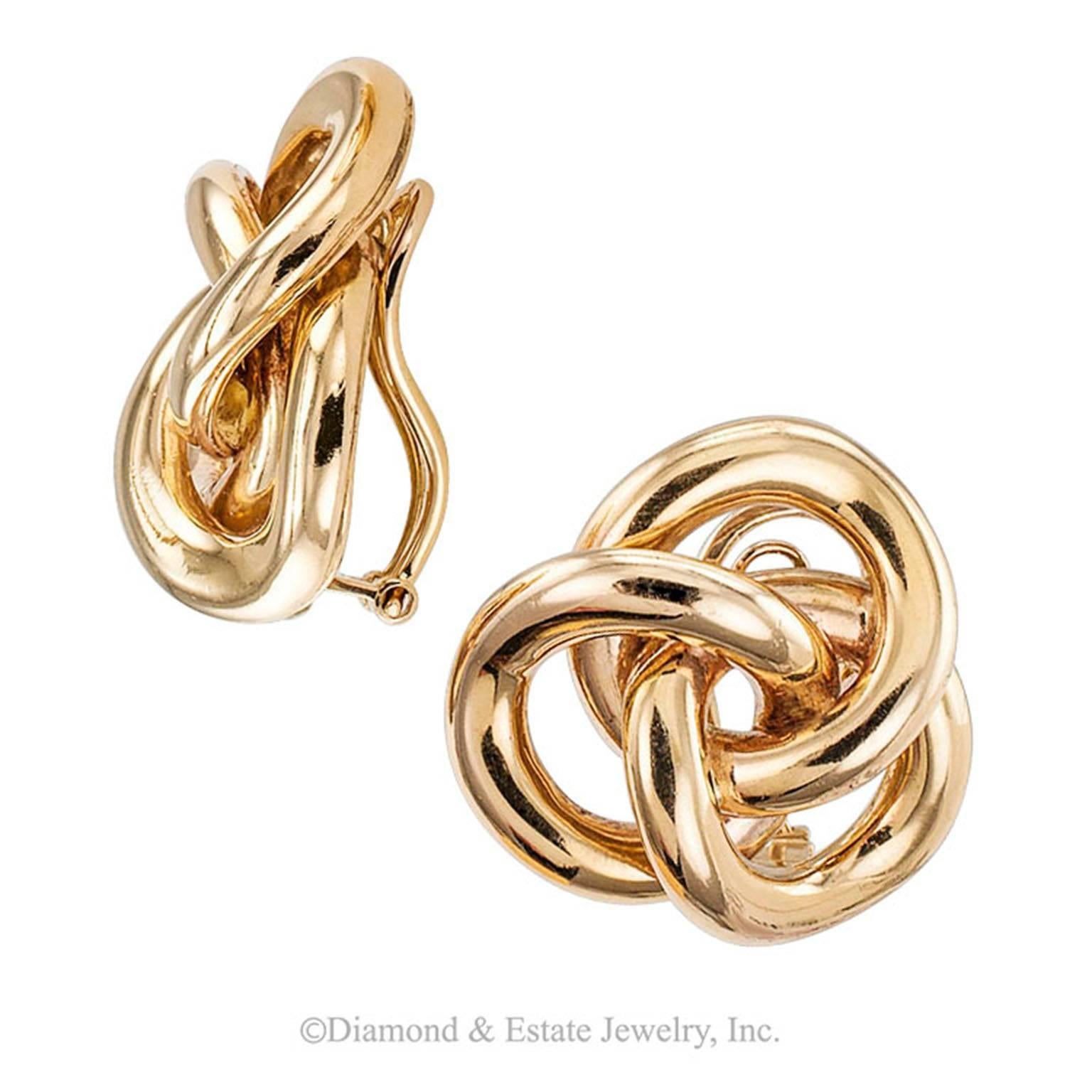 1960s Gold Knot Ear Clips In Excellent Condition In Los Angeles, CA