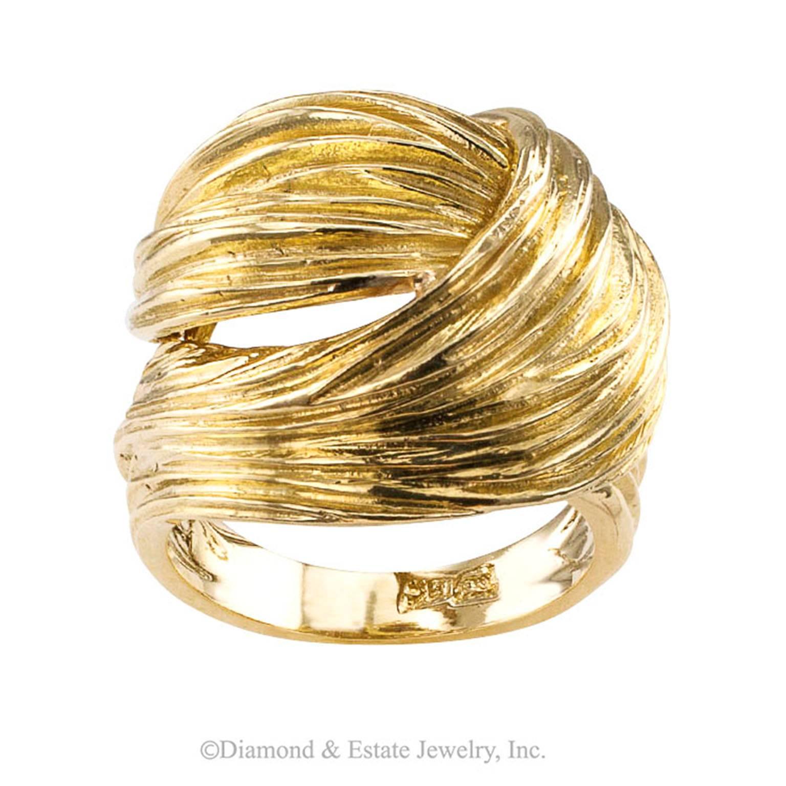 1960er Jahre Gold gewirbelter Kuppelring für Damen oder Herren