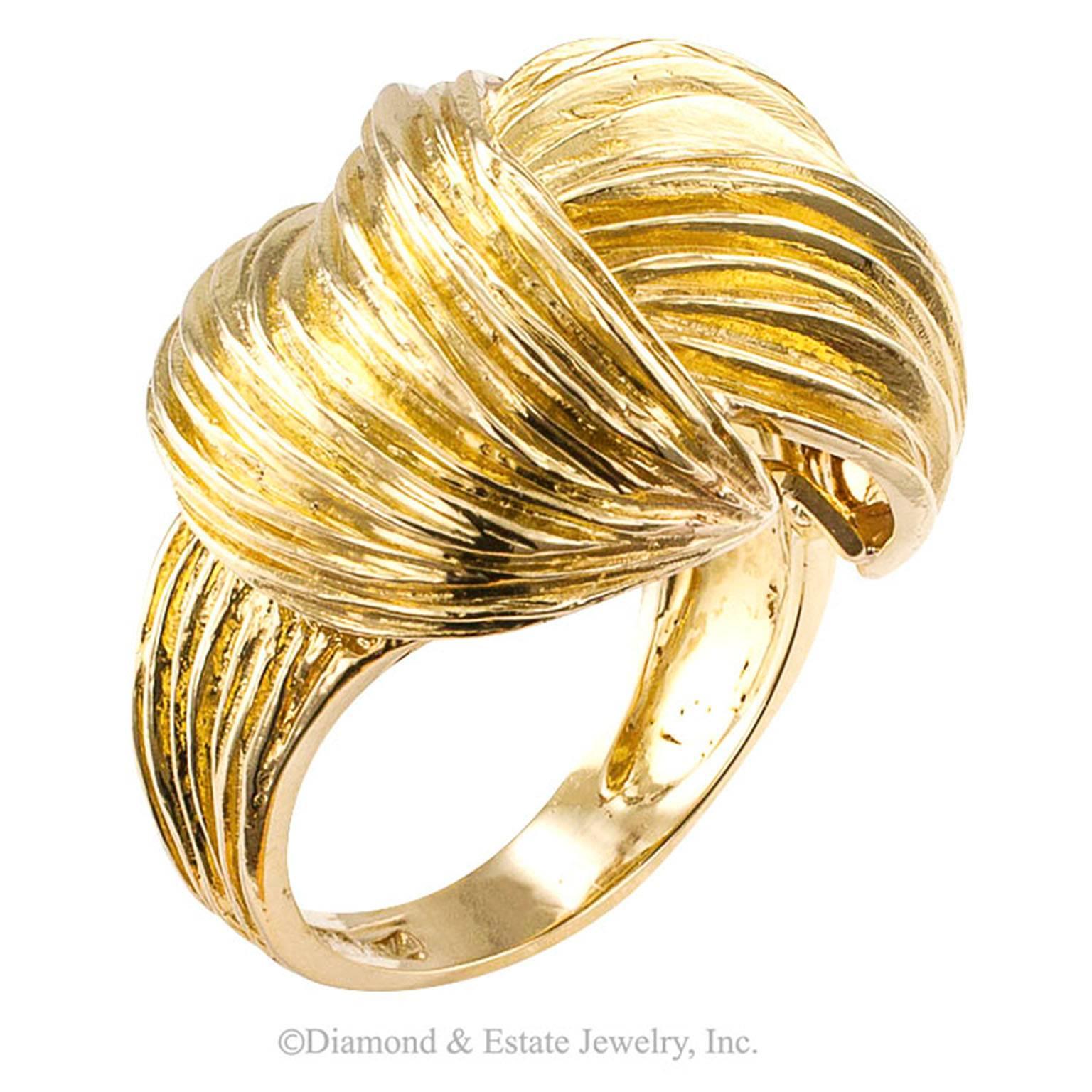 1960er Jahre Gold gewirbelter Kuppelring im Zustand „Hervorragend“ in Los Angeles, CA