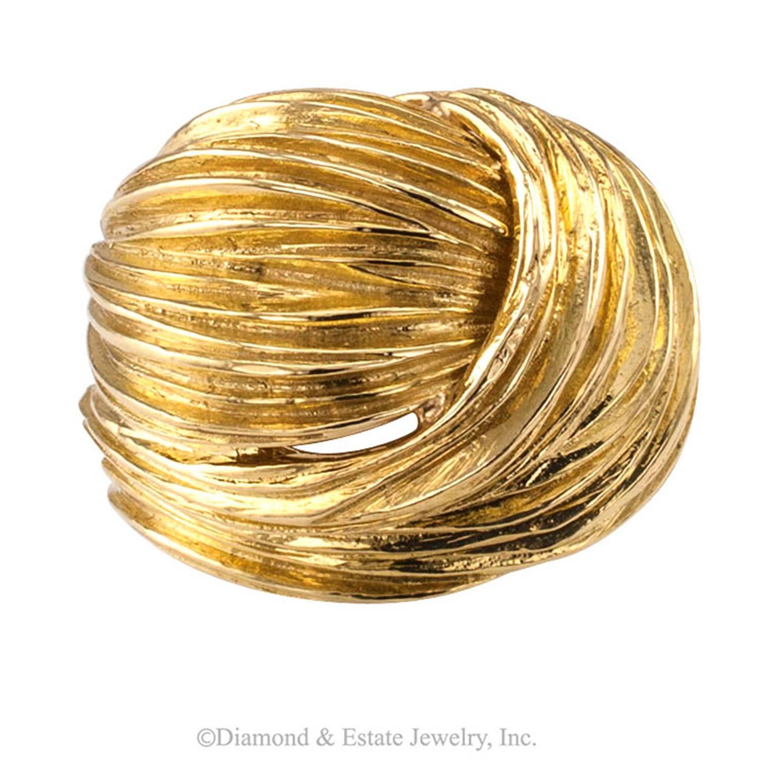 1960er Jahre Gold gewirbelter Kuppelring

Gewölbter Goldring um 1960.  Breite, geriffelte Striche wirbeln um den Finger wie eine Masse köstlicher Zuckerwatte, die sich auf magische Weise in 18-karätiges Gelbgold verwandelt... ein schillernder