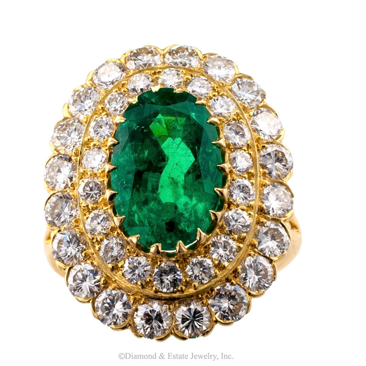 Oval Colombian Emerald Diamond Gold Ring In Excellent Condition In Los Angeles, CA