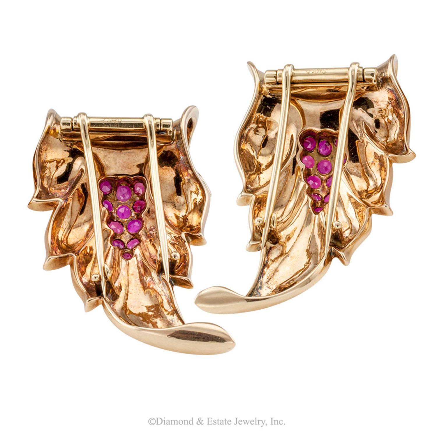 Raymond Yard 1940s Acanthus Leaves Retro Clip Brooches Gold Ruby Diamond

Raymond Yard retro ruby diamond and 14-karat gold acanthus leaves clip brooches circa 1940.  This is a very fine example of great American jewelry. Stylized acanthus leaves