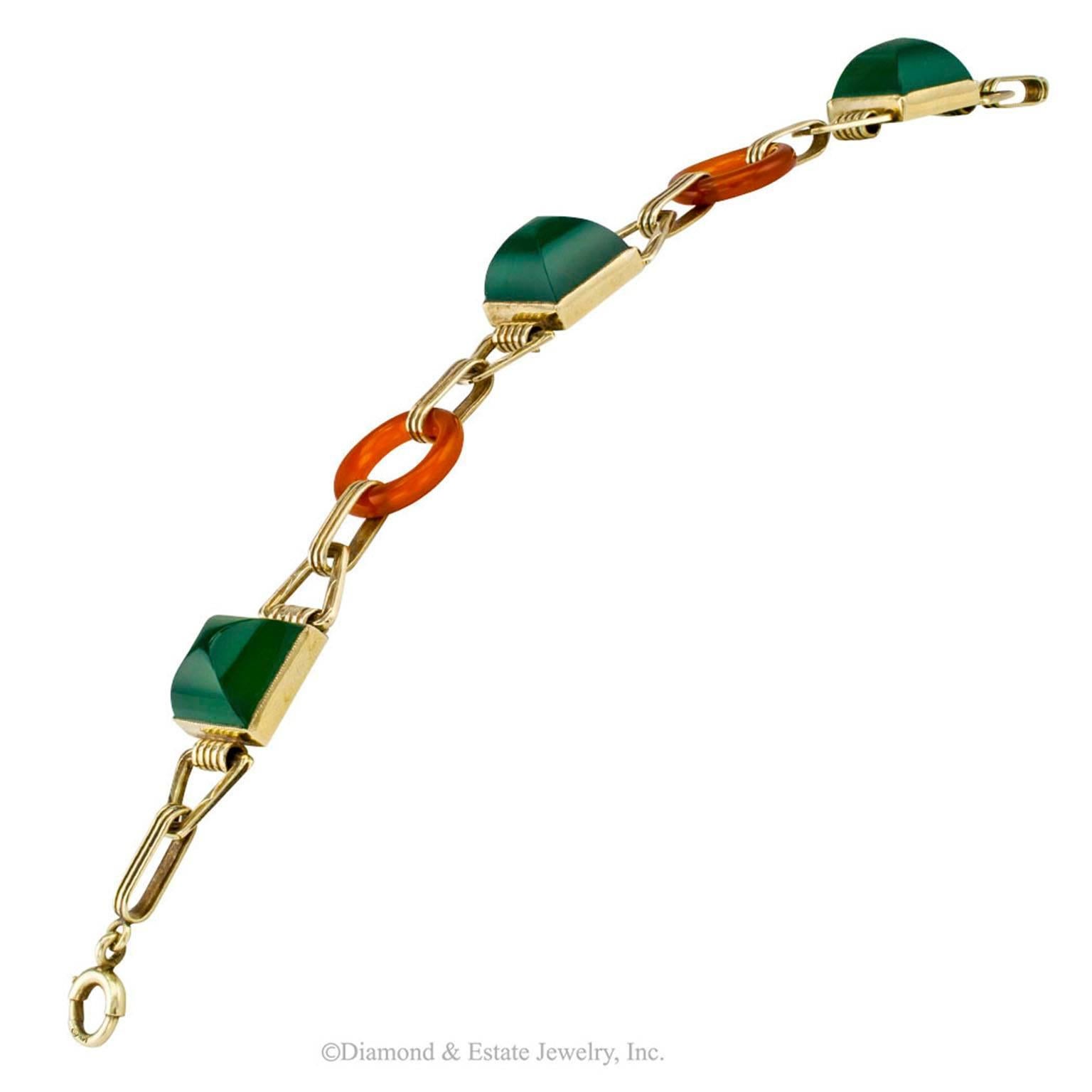 Women's or Men's Art Deco 1930s Green Onyx Carnelian Gold Bracelet