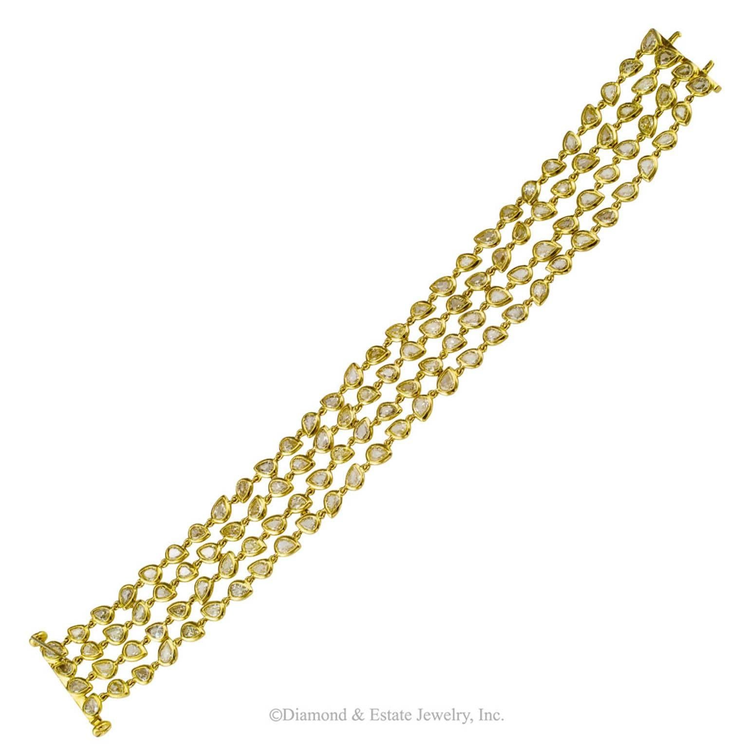 11.00 Carat Pear Shaped Diamond Gold Bracelet In Excellent Condition In Los Angeles, CA