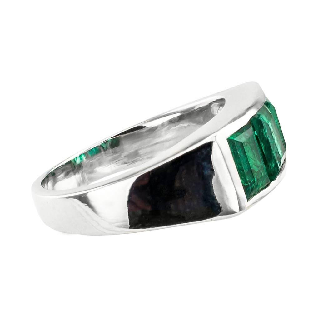 1940s Colombian Emerald Diamond Three-Stone Platinum Ring In Excellent Condition In Los Angeles, CA