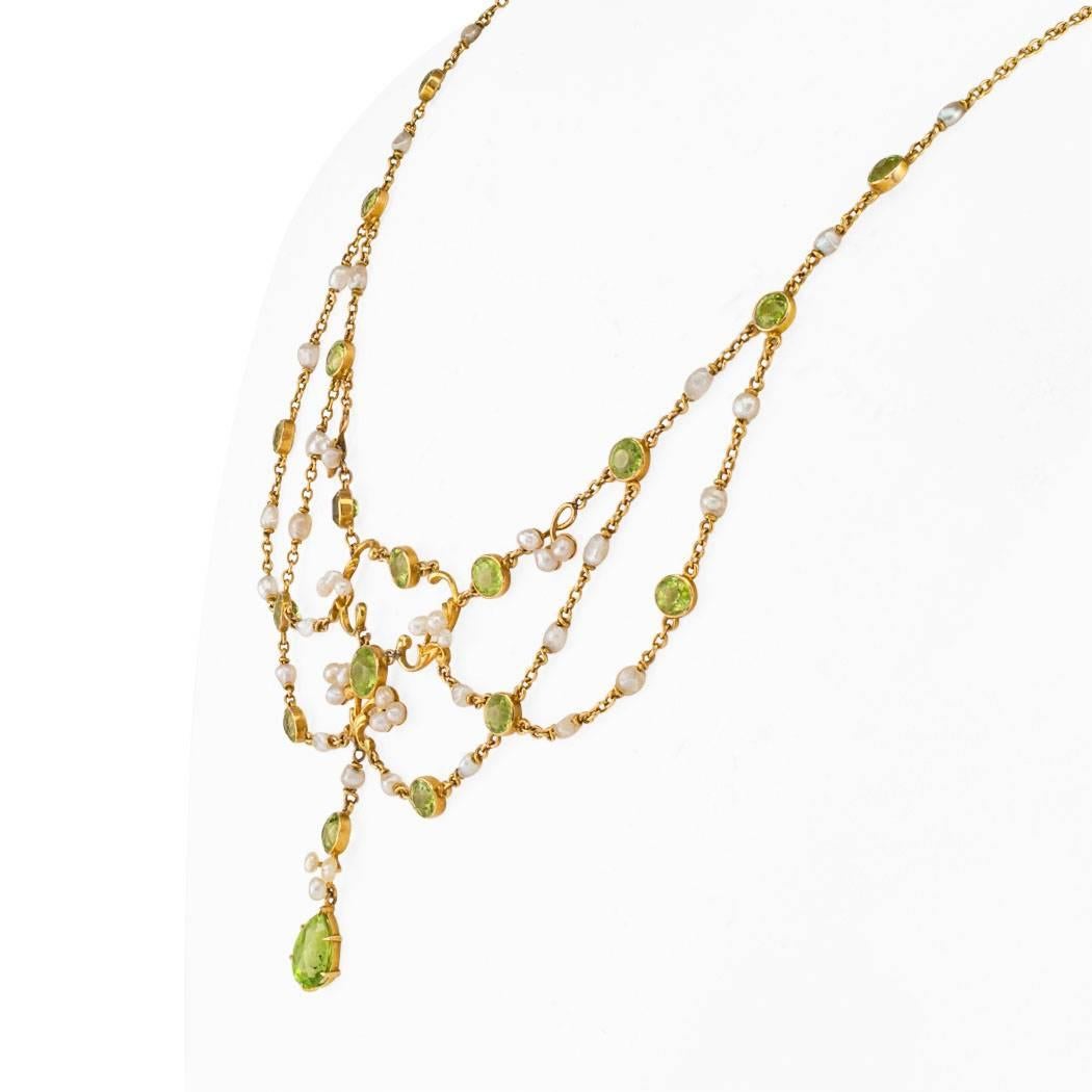 Art Nouveau Peridot and Pearl Festoon Gold Necklace In Excellent Condition In Los Angeles, CA