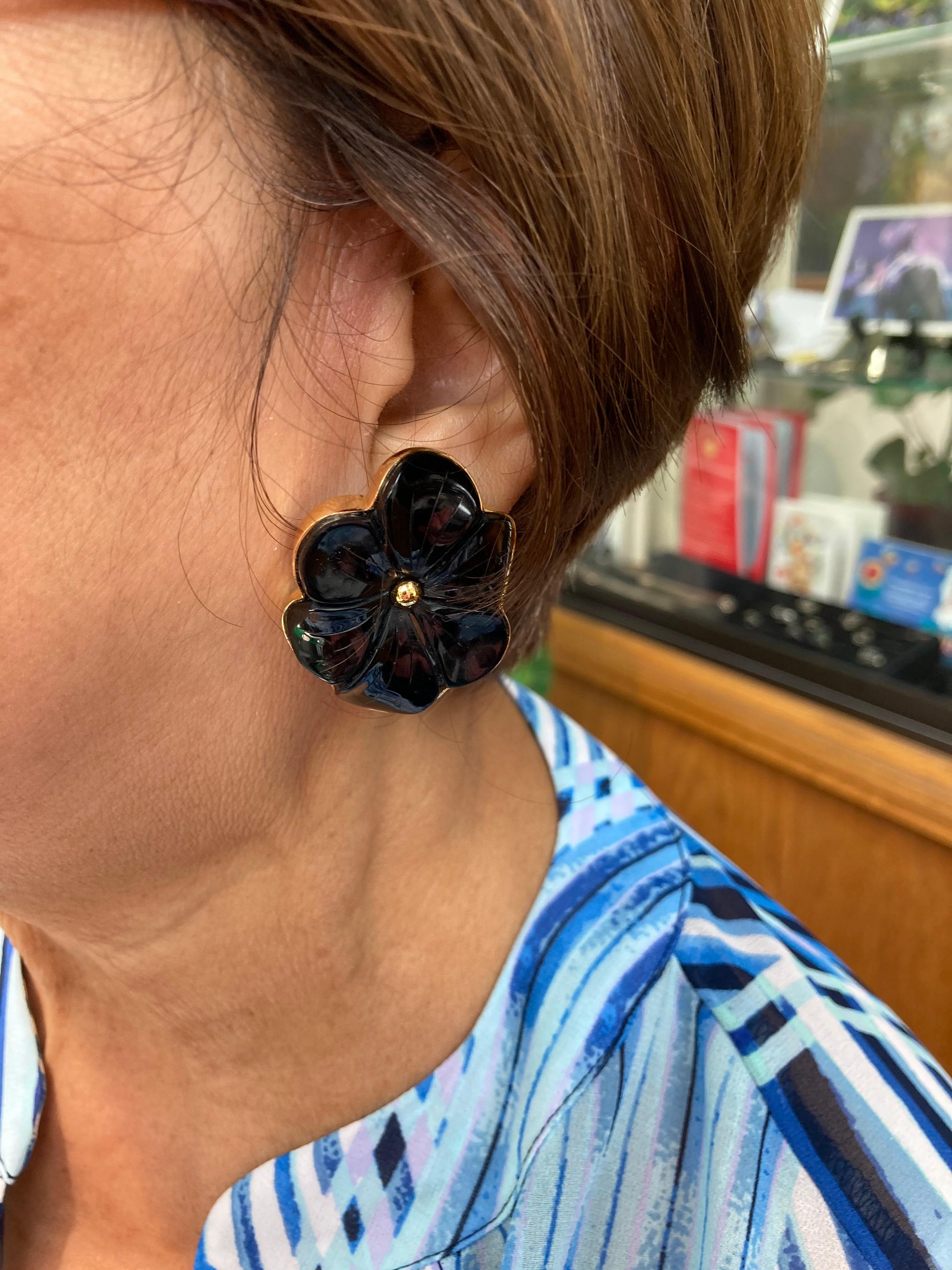 Ming's of Hawaii Carved Black Onyx Yellow Gold Earrings In Good Condition In Los Angeles, CA