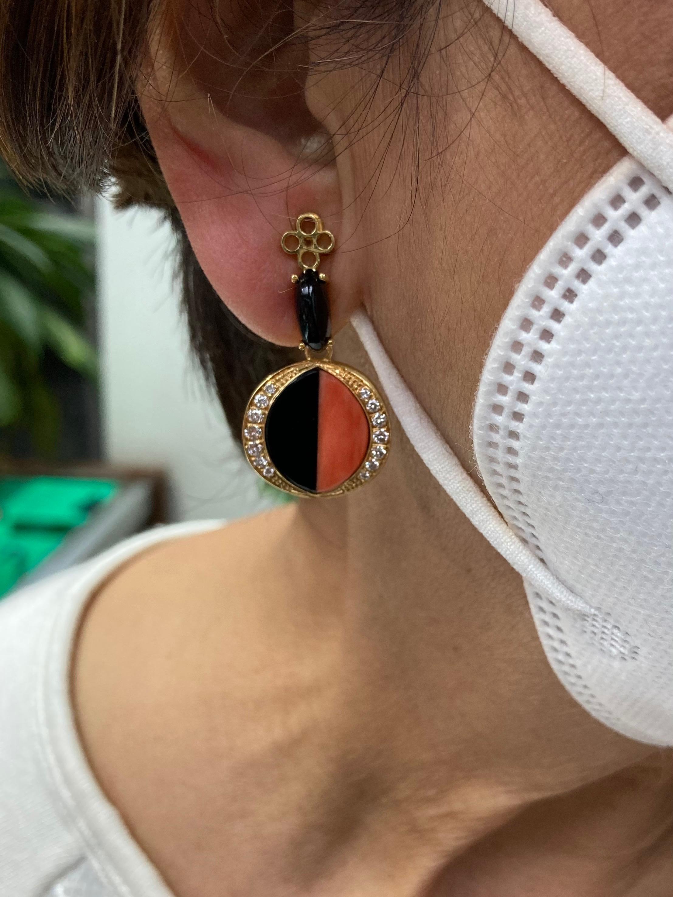 Corail Diamant Onyx Noir Clips Boucles d'oreilles pendantes en or jaune Bon état - En vente à Los Angeles, CA