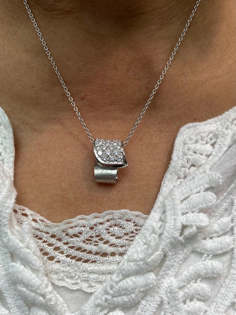 Henry Dunay Diamond Platinum Pendant Necklace In Good Condition For Sale In Los Angeles, CA