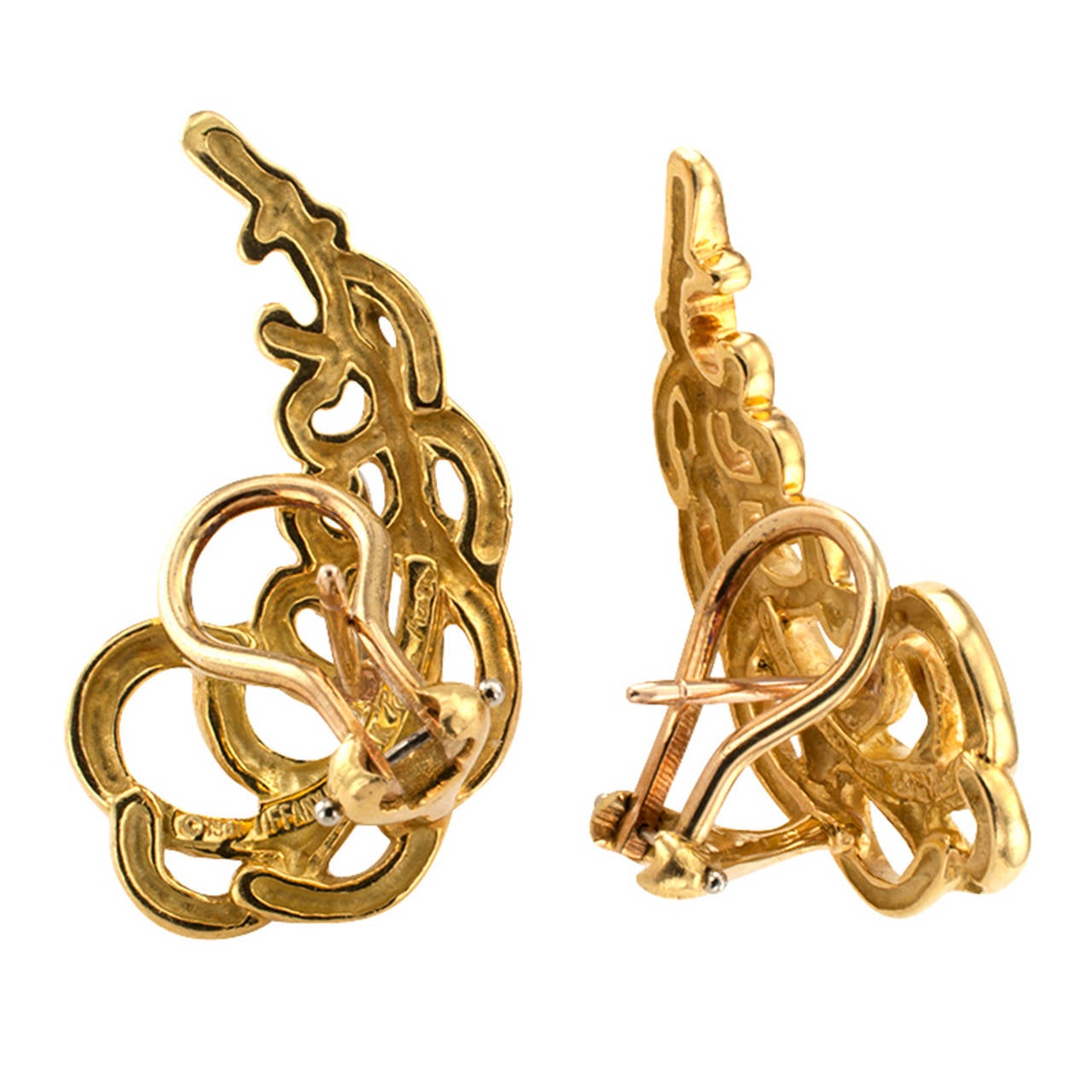 Tiffany & Co. Paloma Picasso Earrings

Branching and scrolling bands of gold converge to form an eye-catching and esoteric design that when worn goes up the ear, gently following along the contours of the ear lobe and resting just so, perfectly. 