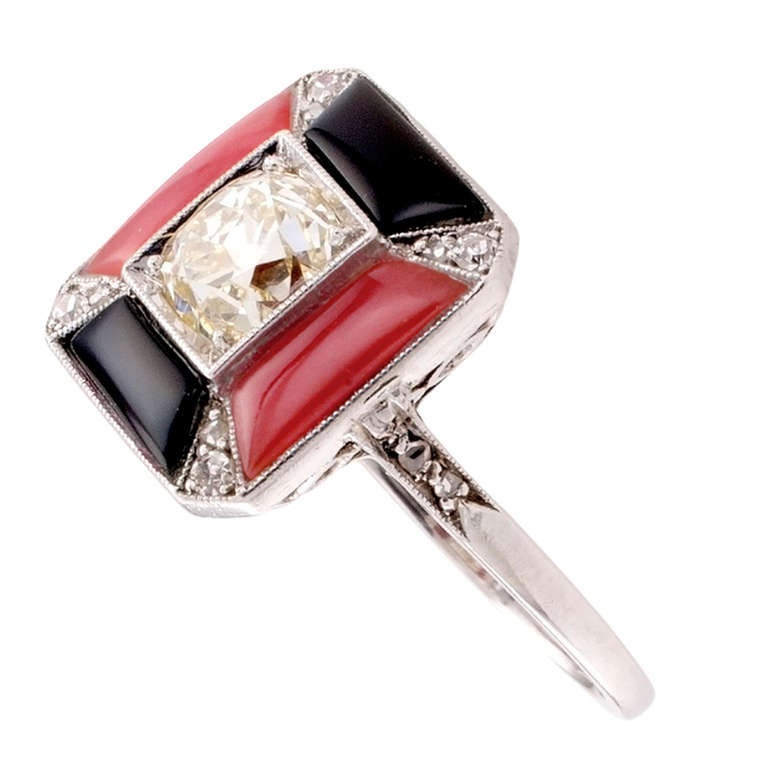 Elegant Art Deco Coral Onyx Diamond Platinum Ring In Excellent Condition In Los Angeles, CA