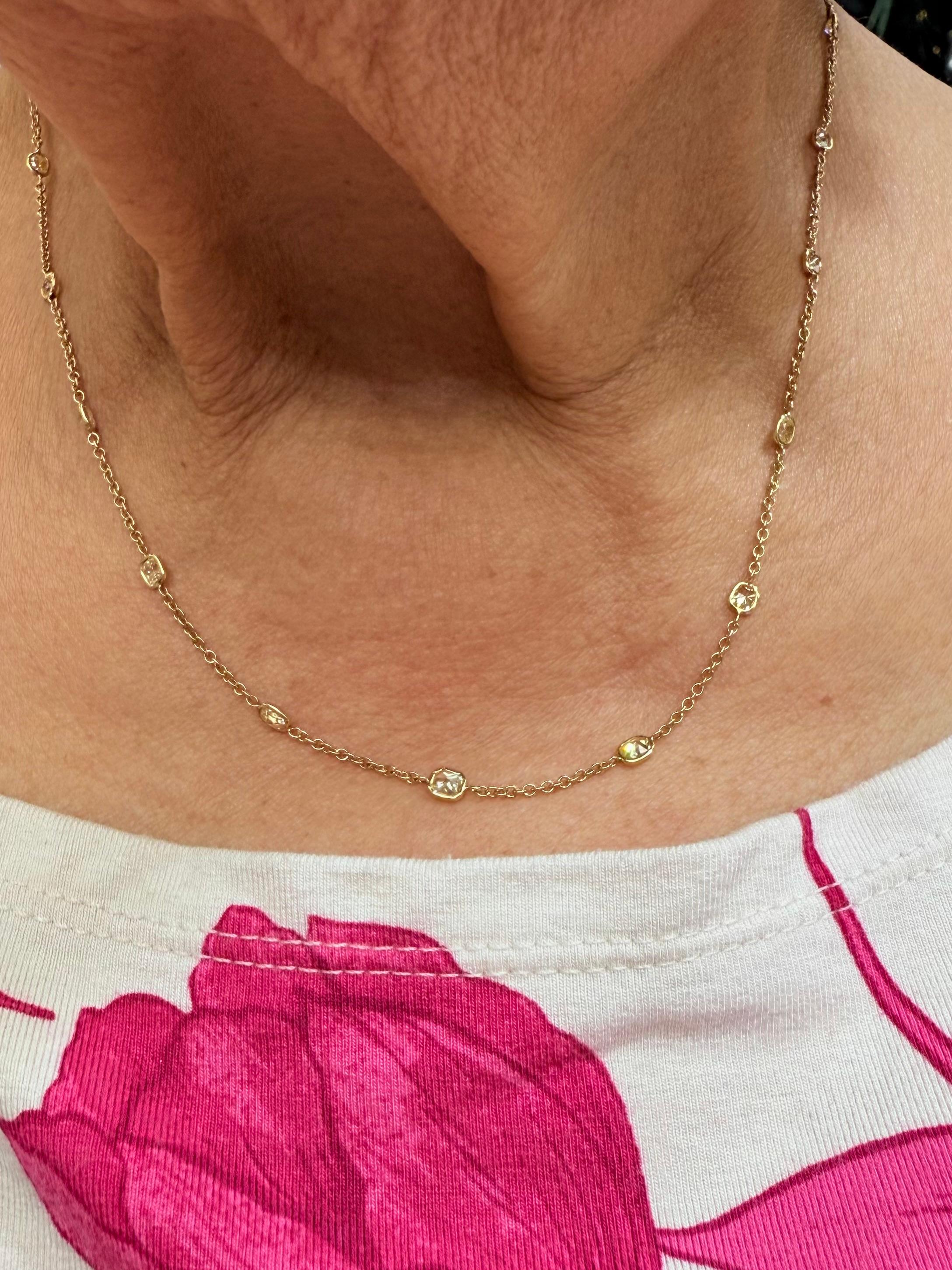 Collana in oro giallo 18k con diamante da 2 carati.

La collana con diamanti gialli 18 carati è incastonata con circa 2 carati di diamanti.  I diamanti sono incastonati a castone e intervallati da una catena a maglie rotanti.  E i diamanti si
