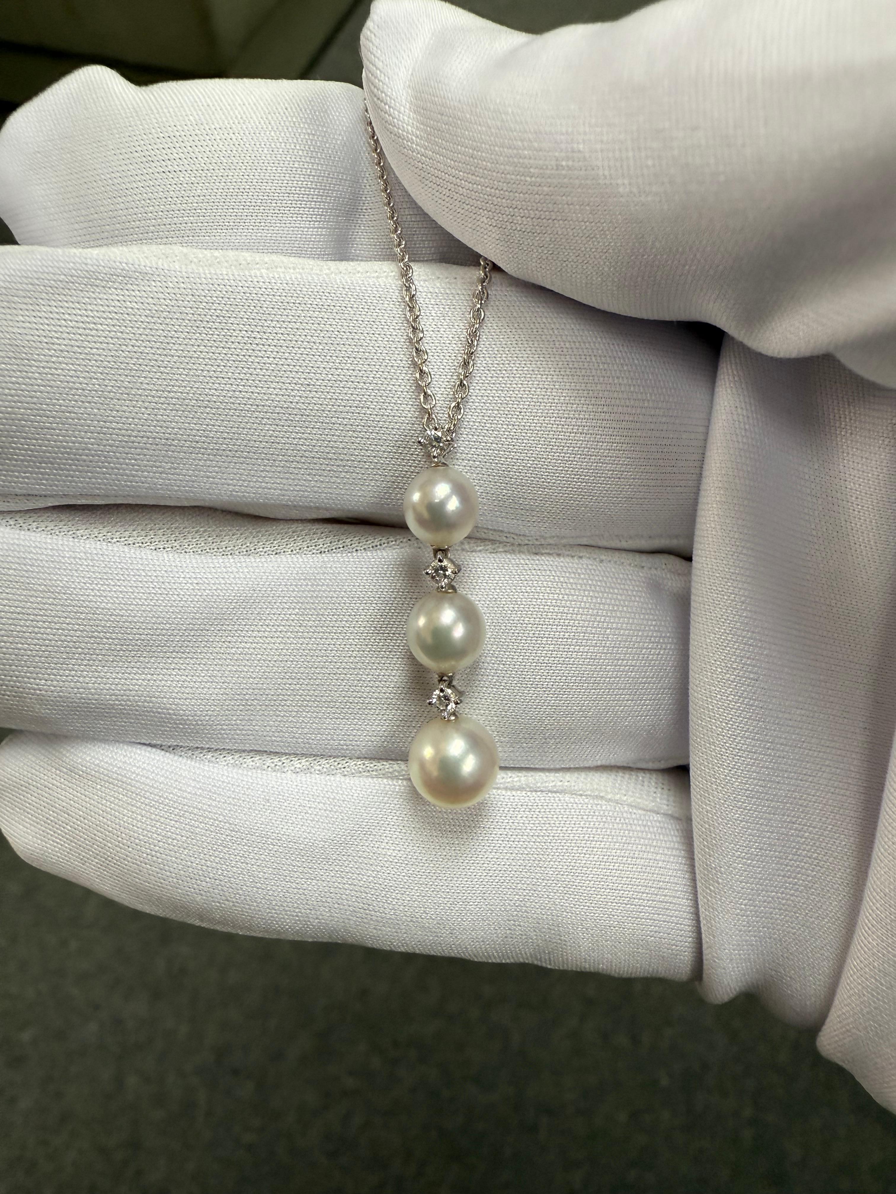 Collana con tre perle e diamanti in oro bianco 18 carati di Mikimoto in vendita 1