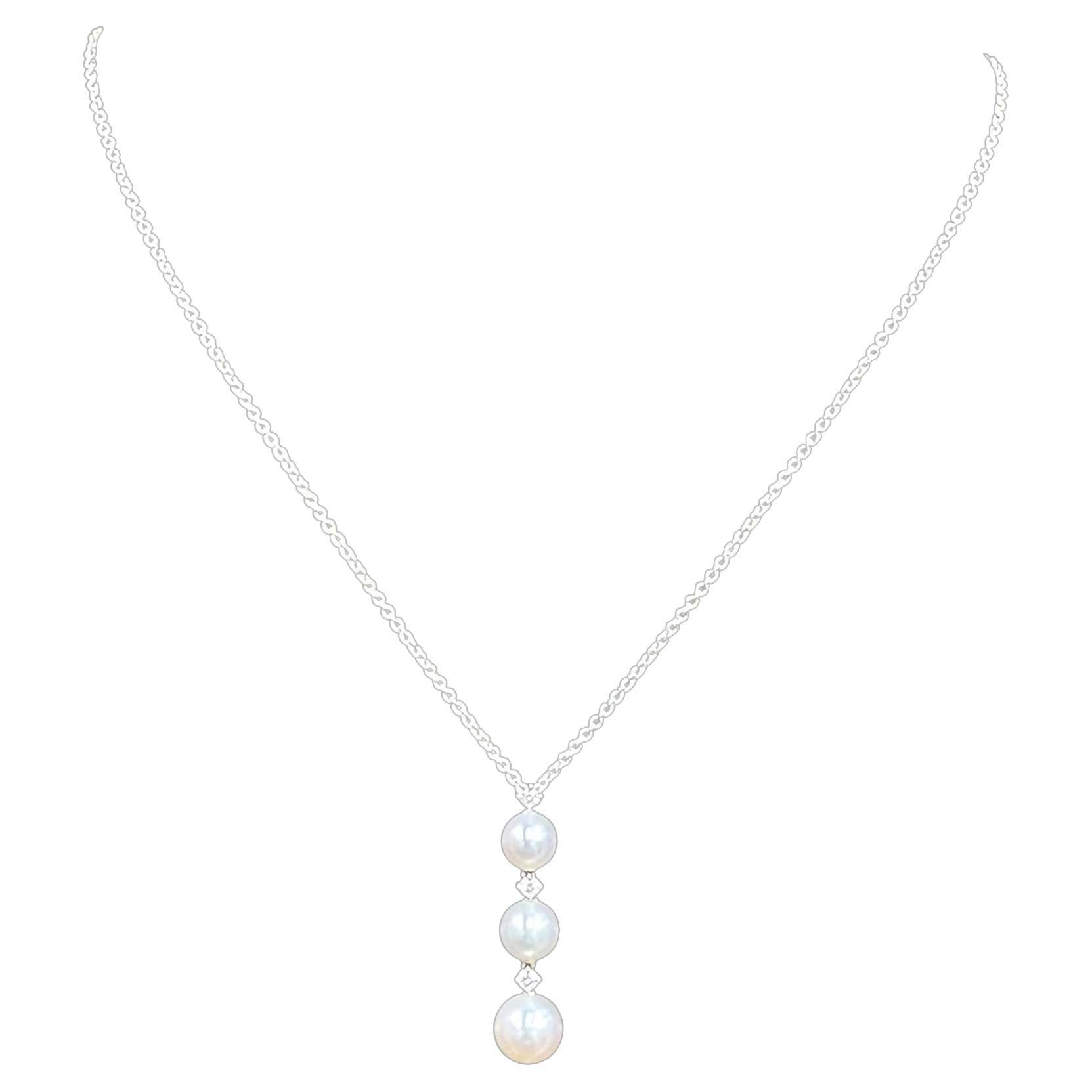 Collana con tre perle e diamanti in oro bianco 18 carati di Mikimoto in vendita