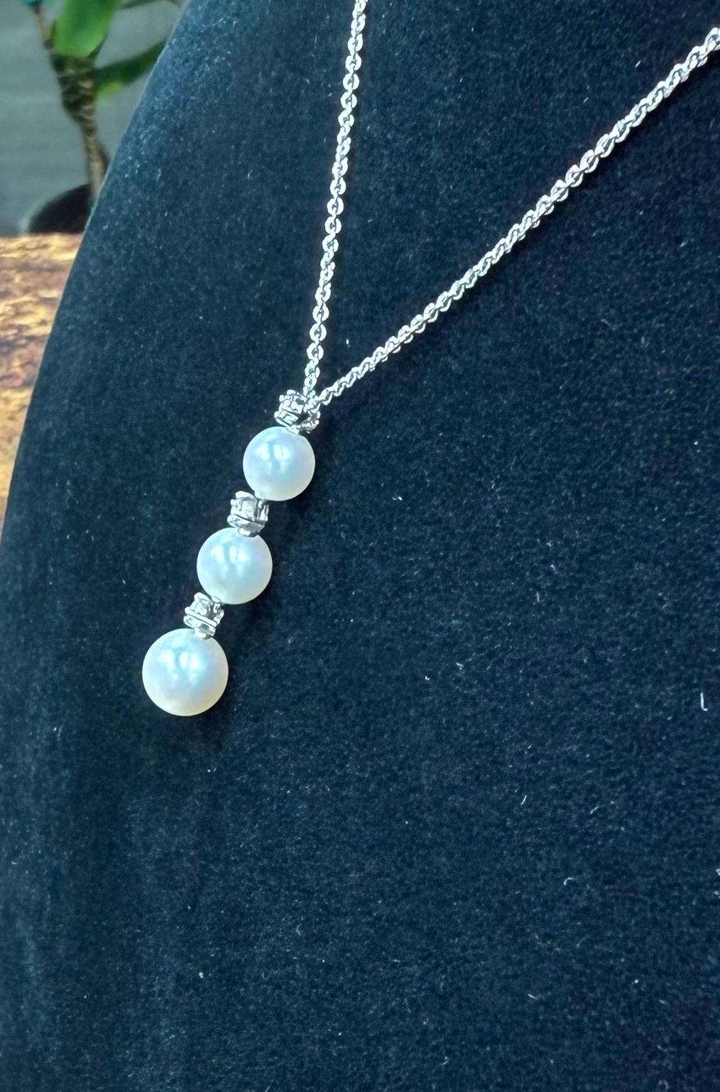 Collana con tre perle e diamanti in oro bianco 18 carati di Mikimoto In condizioni buone in vendita a Los Angeles, CA