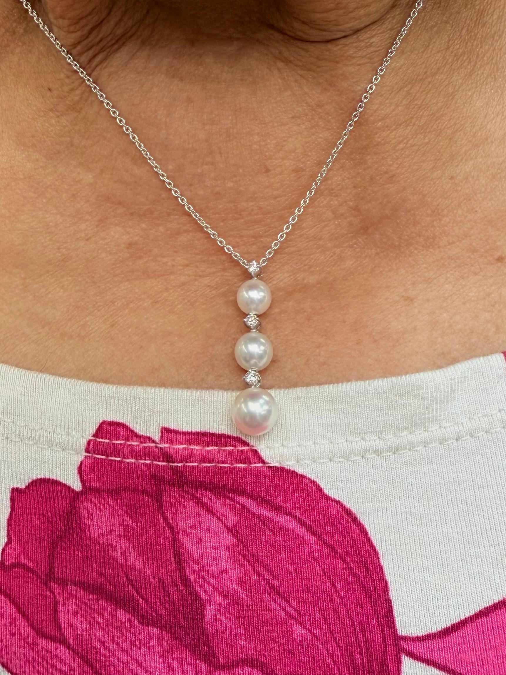 Mikimoto Collana con tre perle e diamanti in oro bianco 18 carati.

La collana con tre perle e diamanti in oro bianco 18 carati di Mikimoto è un pezzo molto portabile.  La parte del ciondolo scorre sulla catena ed è articolata.  Le tre perle