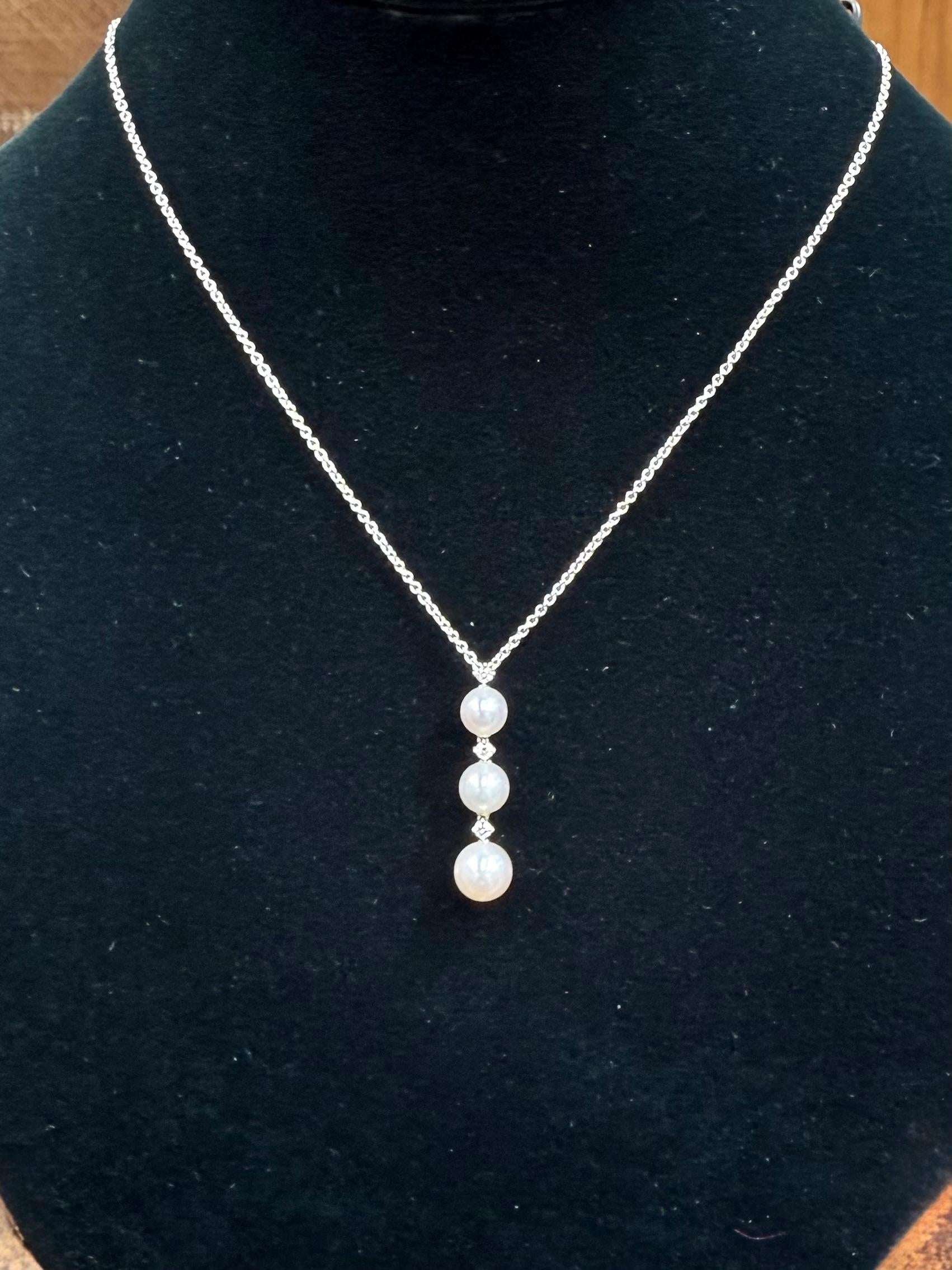 Taglio rotondo Collana con tre perle e diamanti in oro bianco 18 carati di Mikimoto in vendita