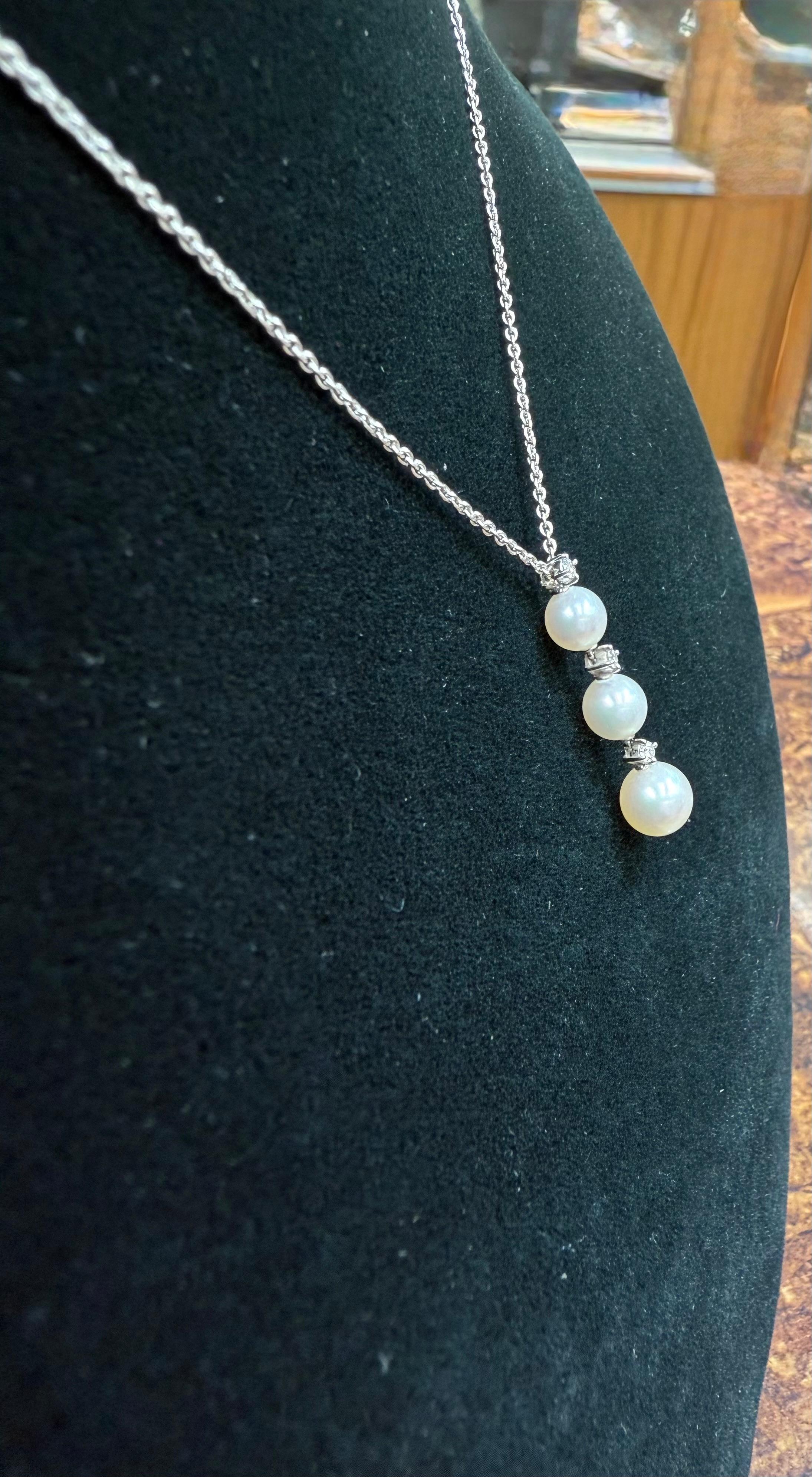 da uomo o donna Collana con tre perle e diamanti in oro bianco 18 carati di Mikimoto in vendita