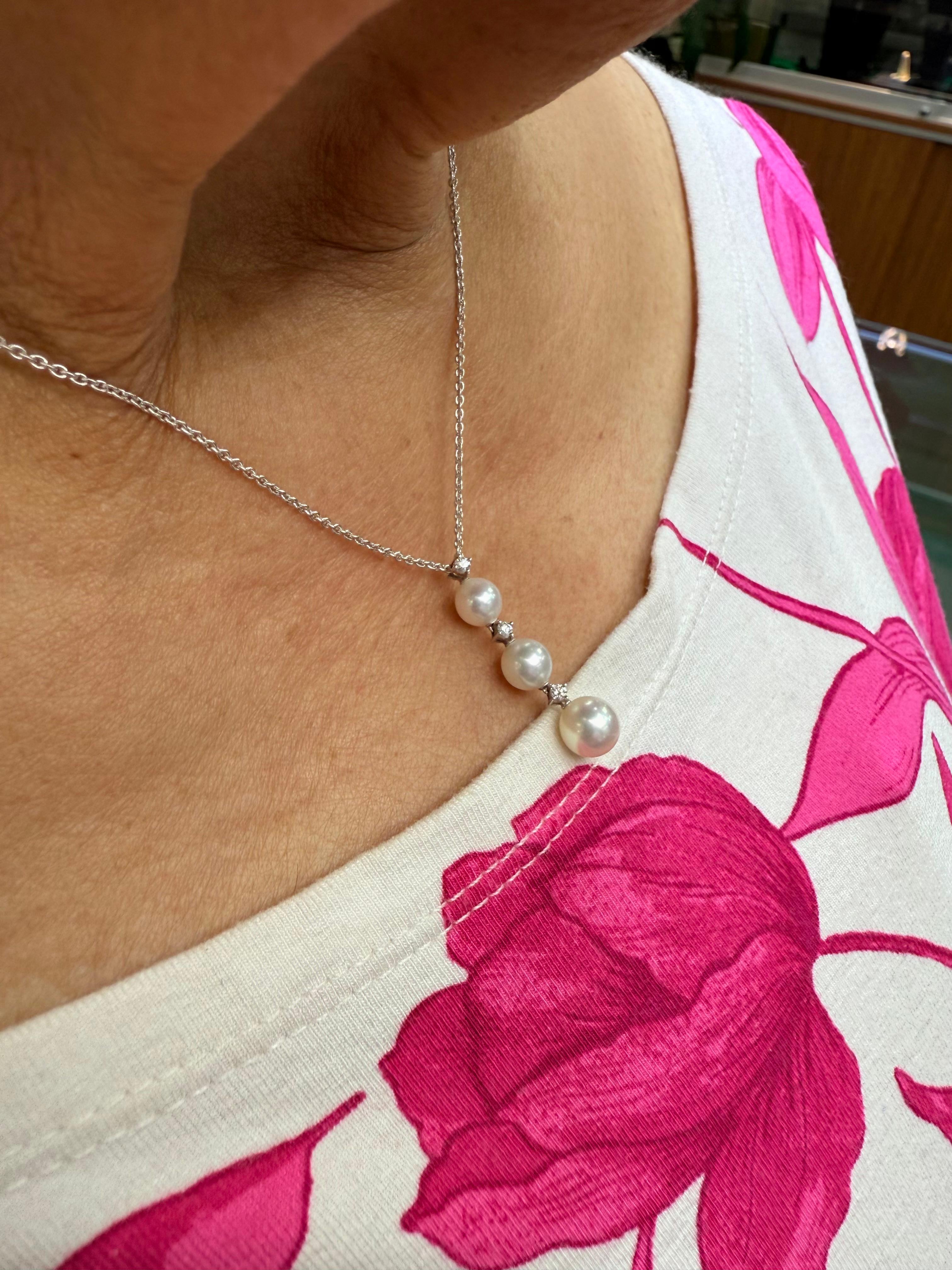 Contemporaneo Collana con tre perle e diamanti in oro bianco 18 carati di Mikimoto in vendita