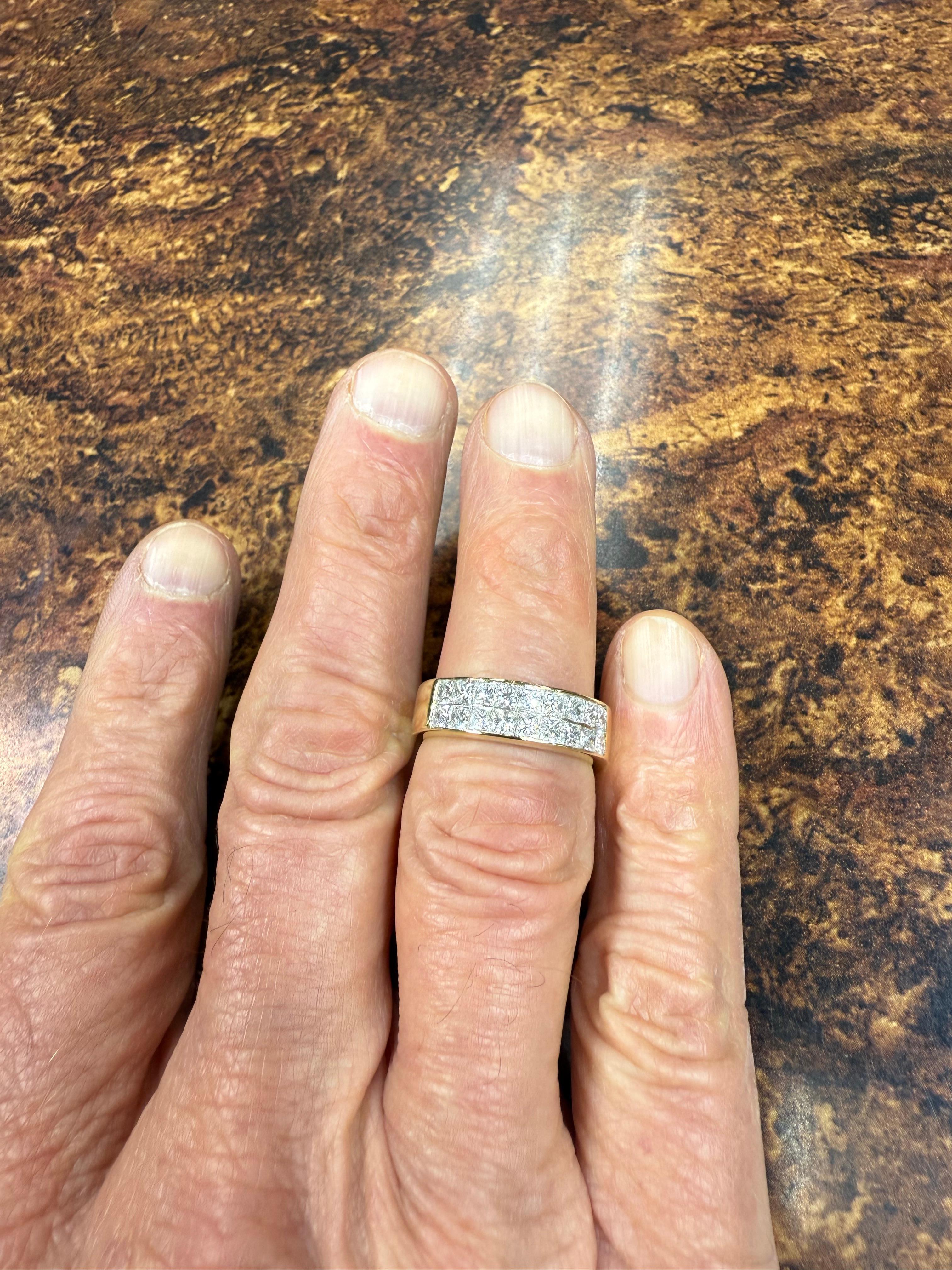 Anello Ambar a due file di diamanti Quadrillion in oro giallo 18k.

L'anello a fascia Ambar Quadrillion a due file di diamanti in oro giallo 18k è incastonato con diamanti taglio Princess di Bez Ambar.  Sono canali e sono impostati in modo
